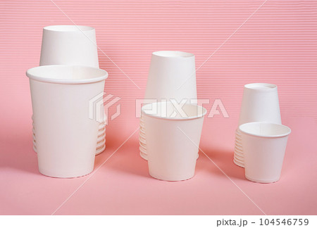 Various sized to go coffee cups. 104546759
