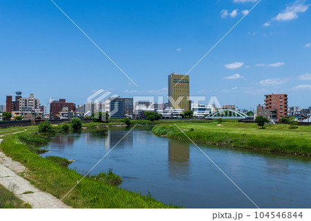 春空を背景に熊本駅白川口の白川河川敷風景と都市景観(熊本市本山) 104546844