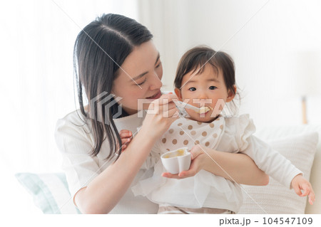 離乳食を食べる生後9ヶ月の赤ちゃん 104547109
