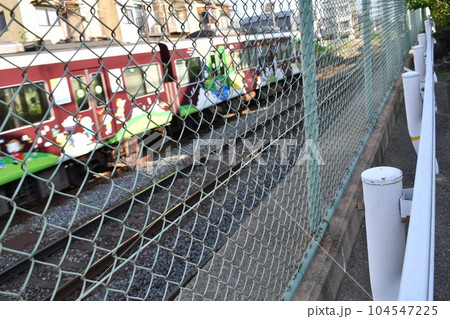 フェンス越しのペイント電車 フェンス越しのペイント電車 104547225