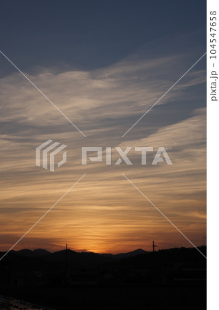薄雲と夕焼け 104547658