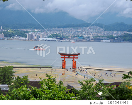 厳島神社の赤い鳥居 104548445