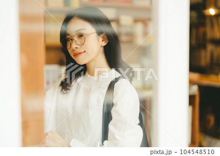 本屋にいる若い女性 104548510
