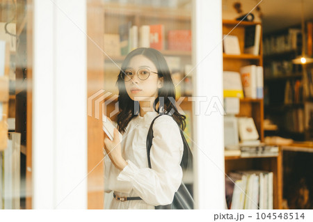 本屋にいる若い女性 104548514