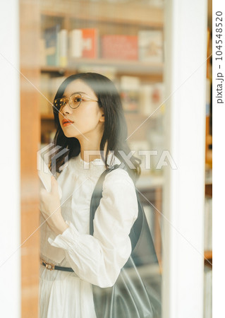 本屋にいる若い女性 104548520