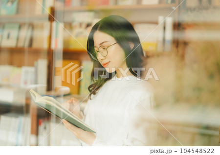 本屋にいる若い女性 本屋にいる若い女性 104548522