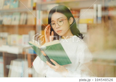 本屋にいる若い女性 本屋にいる若い女性 104548526
