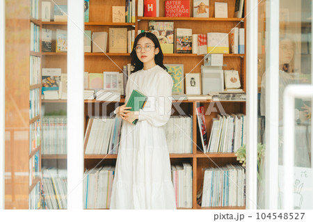 本屋にいる若い女性 104548527