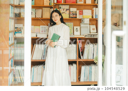 本屋にいる若い女性 104548529