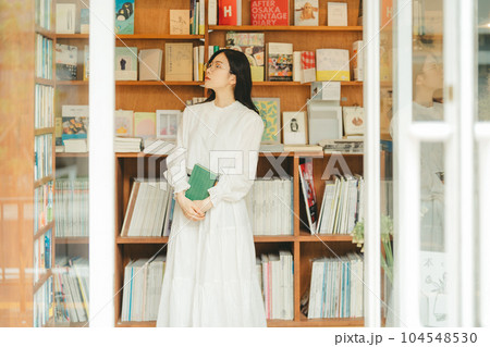 本屋にいる若い女性 本屋にいる若い女性 104548530