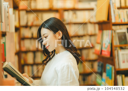本屋にいる若い女性 104548532