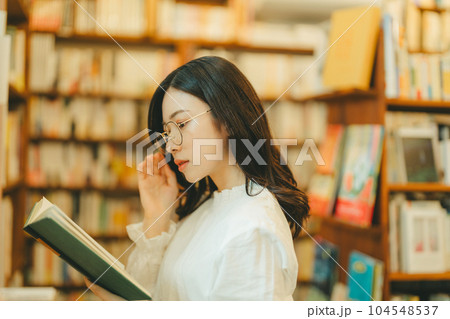 本屋にいる若い女性 本屋にいる若い女性 104548537