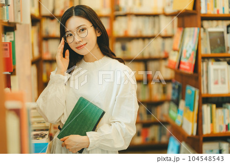 本屋にいる若い女性 104548543