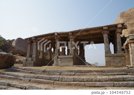 インド　世界遺産ハンピの建造物群 104548752