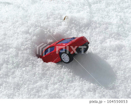 雪に突っ込んだミニカー 104550053