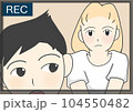 撮影をする男女のイラスト素材(1) 104550482