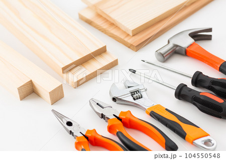 工具セットと木材（DIYイメージ） 104550548