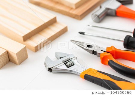 工具セットと木材（DIYイメージ） 104550566