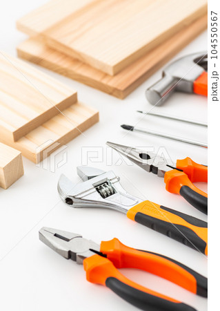 工具セットと木材（DIYイメージ） 104550567