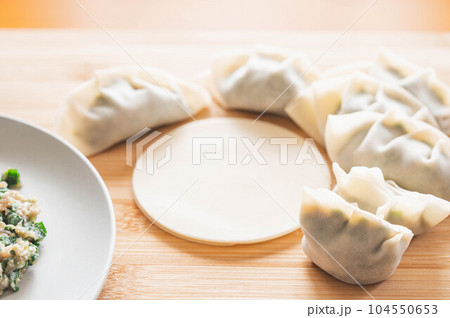 手作り餃子 104550653