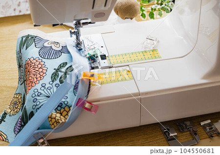 電動ミシンで縫い付けるファスナー 104550681