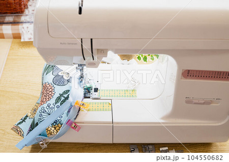 電動ミシンで縫い付けるファスナー 104550682