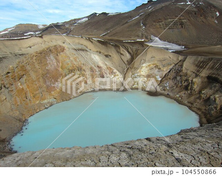 アイスランド、アスカ火山、ブィーティーカルデラ湖 104550866