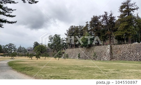 日本100名城　松江城　脇虎口ノ門付近からの石垣 104550897