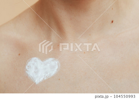 Closeup on woman 104550993