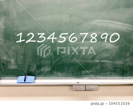 黒板に数字と黒板消しと白チョーク_正面 104551039