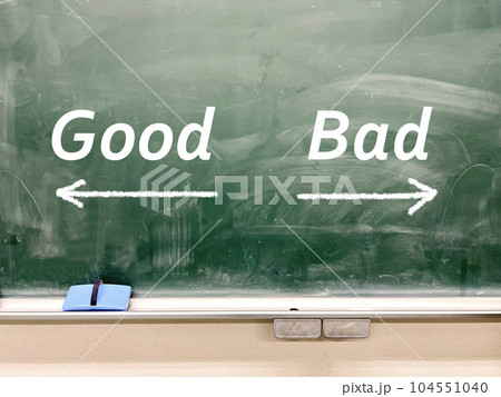 GoodとBadの文字入り黒板 104551040