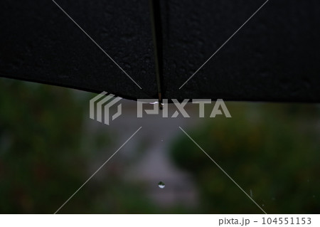 傘から滴る雨粒 104551153