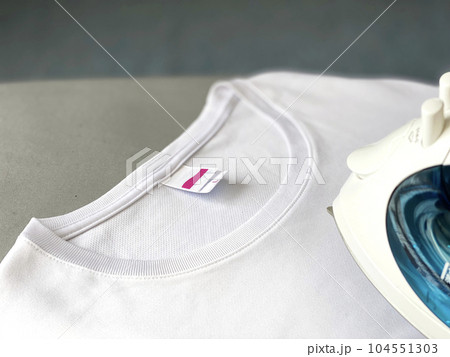白いTシャツのシワを伸ばすアイロン 白いTシャツのシワを伸ばすアイロン 104551303