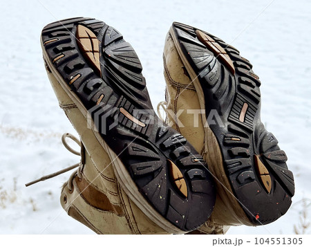 滑りにくい靴底_雪背景 104551305