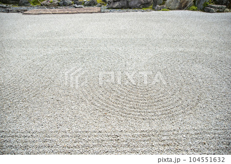 京都・南禅寺にある小堀遠州の枯山水「方丈庭園」 104551632