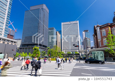 《東京都》丸の内ビジネス街・出勤する人々 104551743