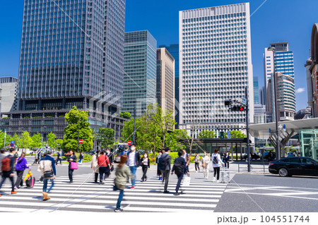 《東京都》丸の内ビジネス街・出勤する人々 104551744