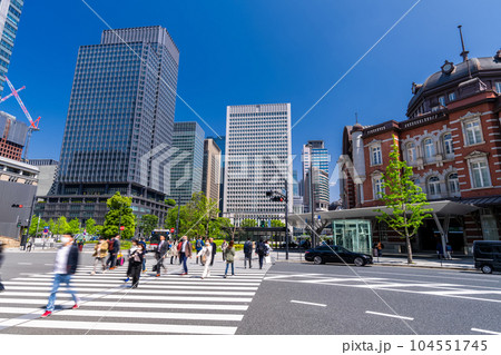 《東京都》丸の内ビジネス街・出勤する人々 104551745