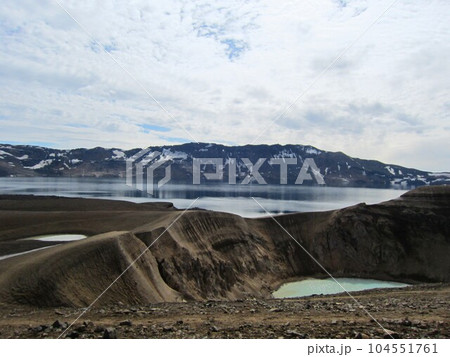 アイスランド、アスカ火山、エスキュヴァトン湖とブィーティーカルデラ湖 104551761
