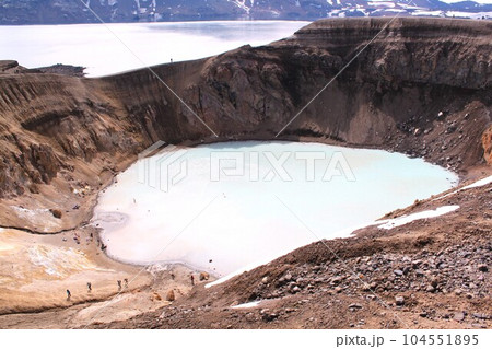 アイスランド、アスカ火山、エスキュヴァトン湖とブィーティーカルデラ湖 104551895