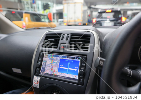 渋滞につかまった車のカーナビ 104551934