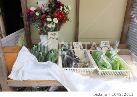 農家の庭先直売所 生産直売 新鮮野菜 地産地消 旬の野菜 農家の庭先直売所 生産直売 新鮮野菜 地産地消 旬の野菜 104552613