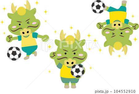 サッカーをプレーする辰年のかわいい龍のイラストセット 104552910