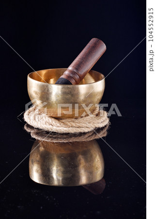 Tibetan singing bowl    104552915