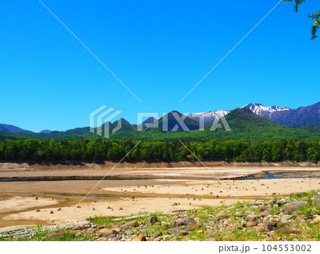 糠平湖の湖底と青空と山々 糠平湖の湖底と青空と山々 104553002