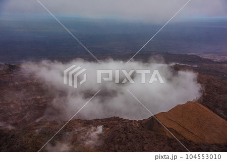 ヘリコプターから撮影した、噴煙上がるハワイ島、キラウェア火山の火口 104553010