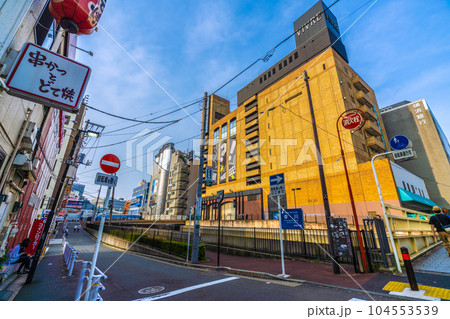 日本の横浜都市景観 早朝。横浜駅前・横浜ビブレなどを望む 日本の横浜都市景観 早朝。横浜駅前・横浜ビブレなどを望む 104553539