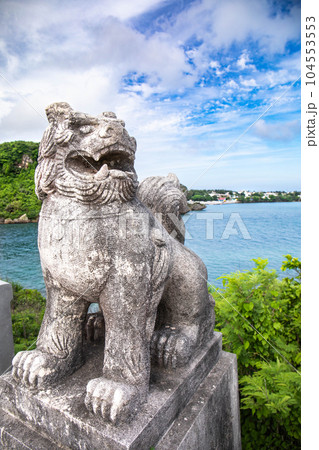 伊計大橋のシーサーと美しい海 104553553