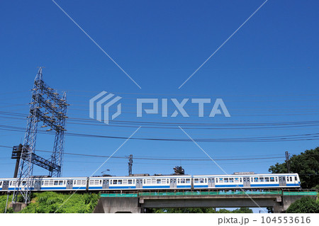 青空の下を走る西武多摩川線 104553616