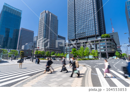 《東京都》丸の内ビジネス街・出勤する人々 104553853